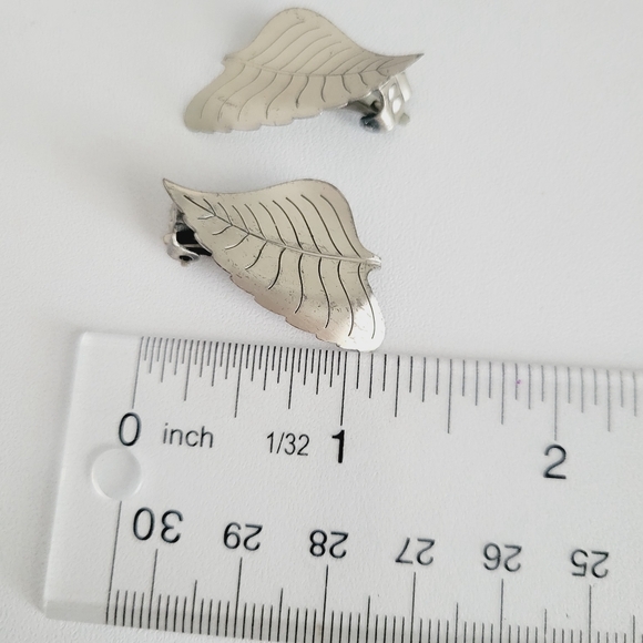 VINTAGE Sterling silver leaf clip on earrings - Picture 5 of 5